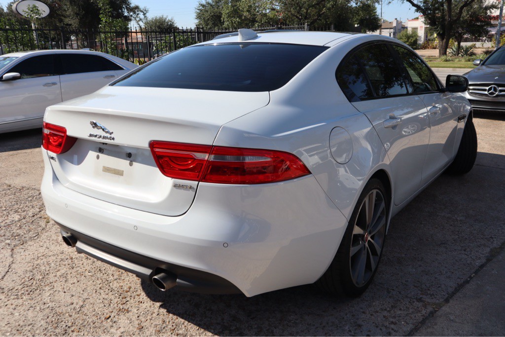2017 Jaguar XE Image 9