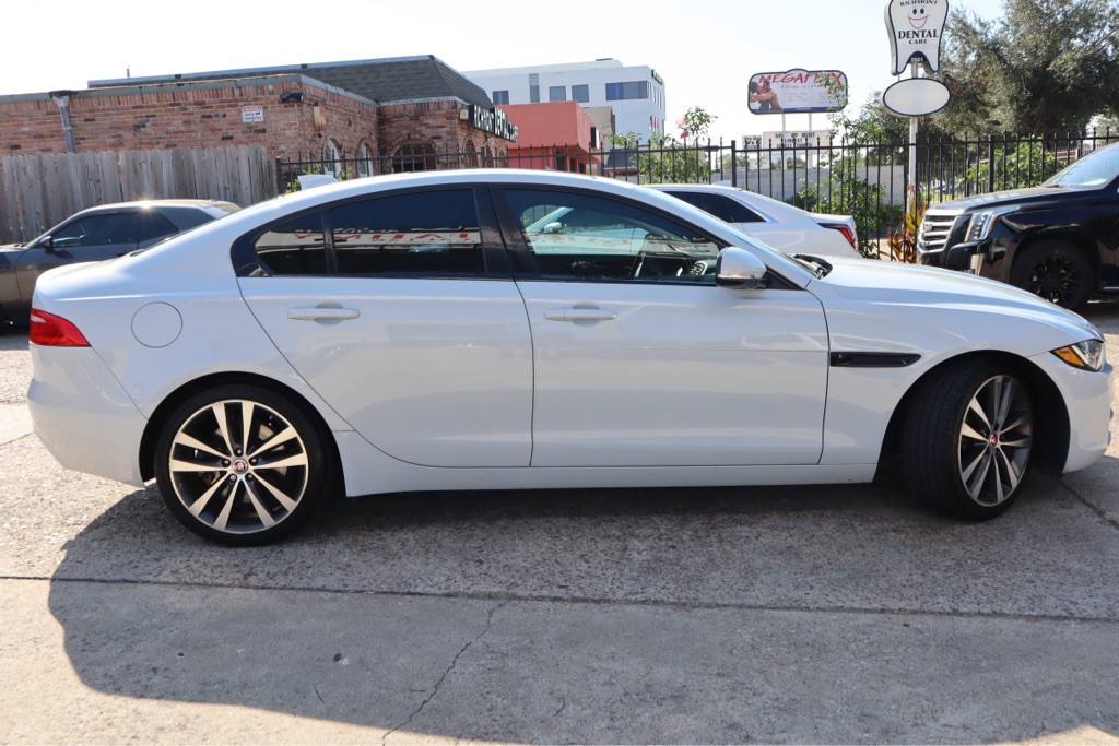 2017 Jaguar XE Image 10