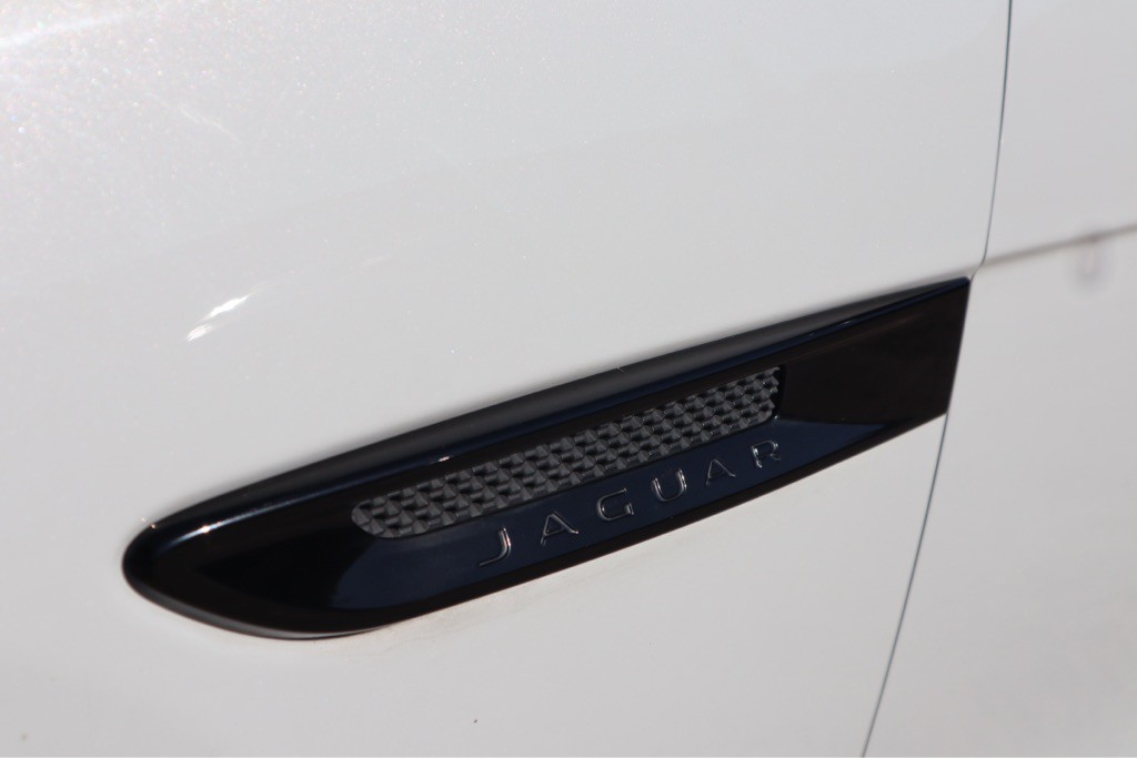 2017 Jaguar XE Image 14