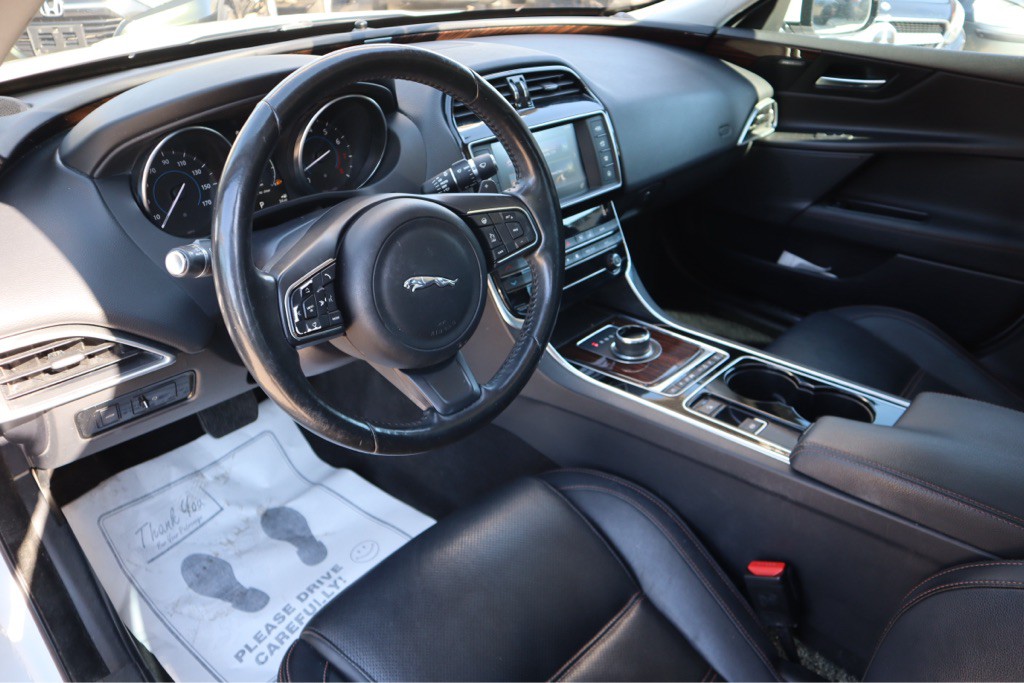 2017 Jaguar XE Image 17