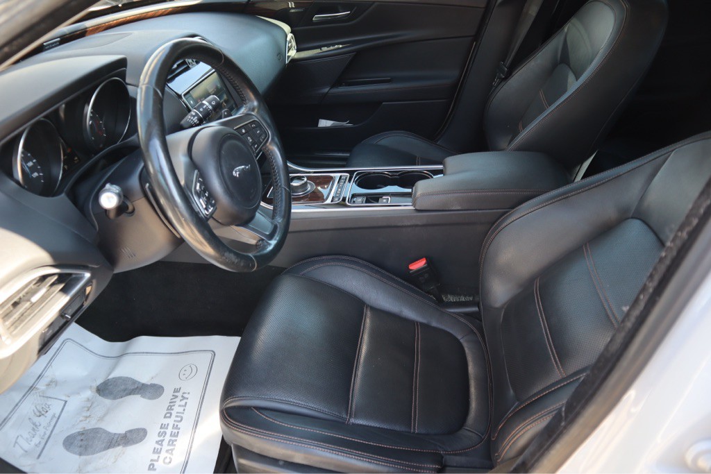 2017 Jaguar XE Image 18