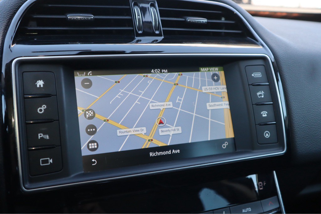 2017 Jaguar XE Image 24