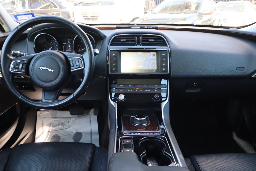 2017 Jaguar XE Image 30
