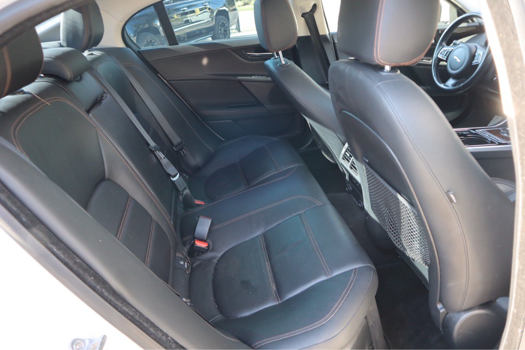 2017 Jaguar XE Image 34