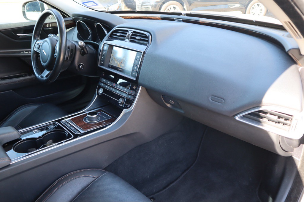 2017 Jaguar XE Image 36