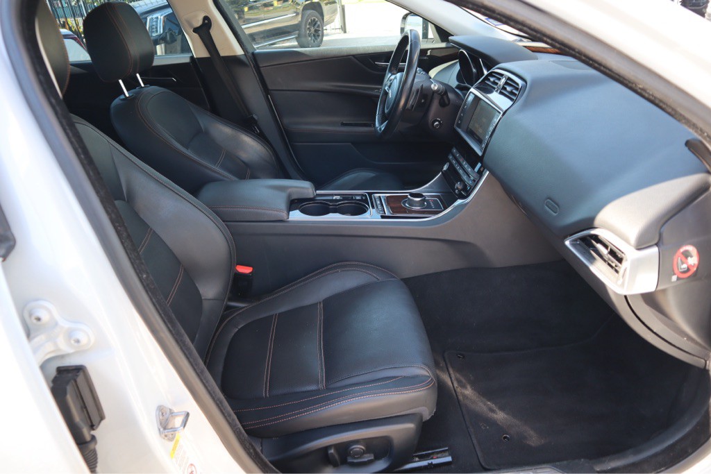 2017 Jaguar XE Image 37