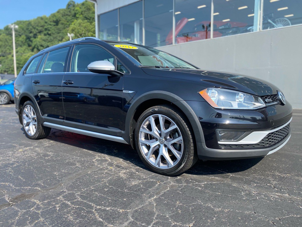 2017 Volkswagen Golf Image 2