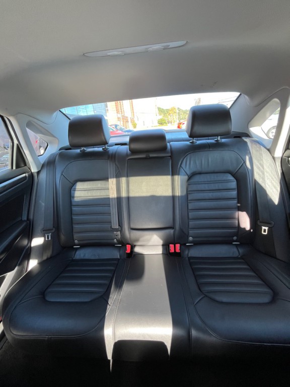 2017 Volkswagen Passat Image 16