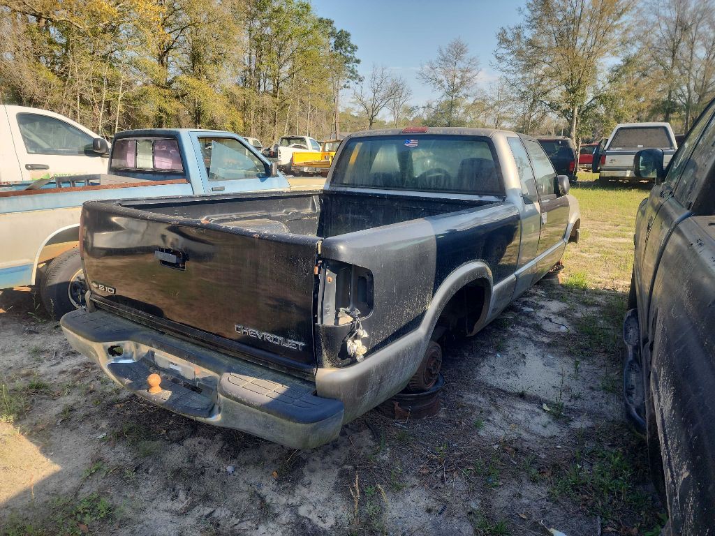 2001 Chevrolet S10 Image 2