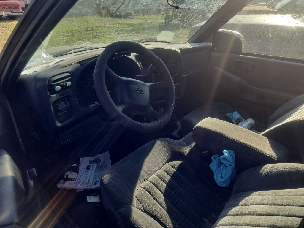 2001 Chevrolet S10 Image 3
