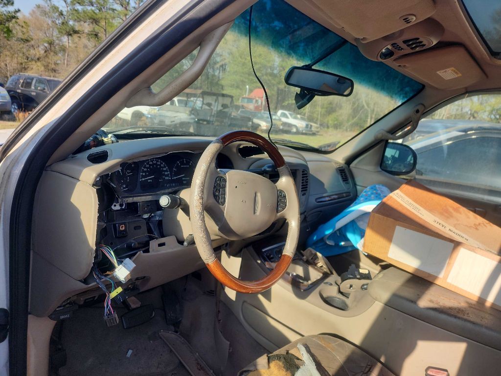 2001 Lincoln Navigator Image 3