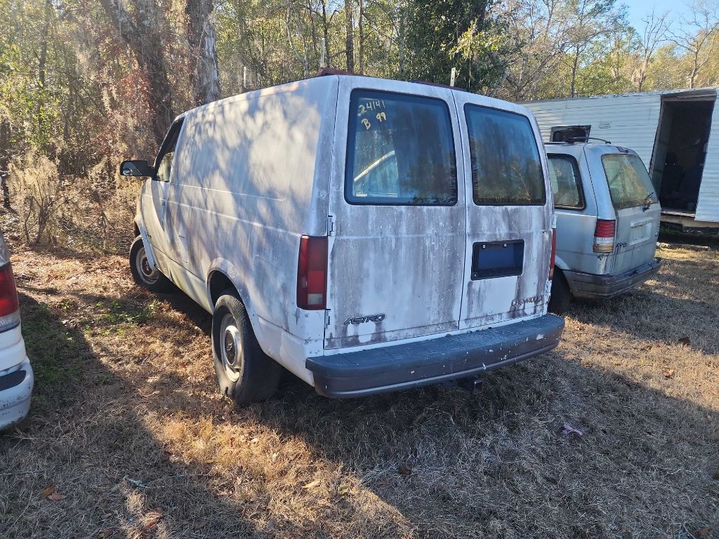 1997 Chevrolet Astro Image 2