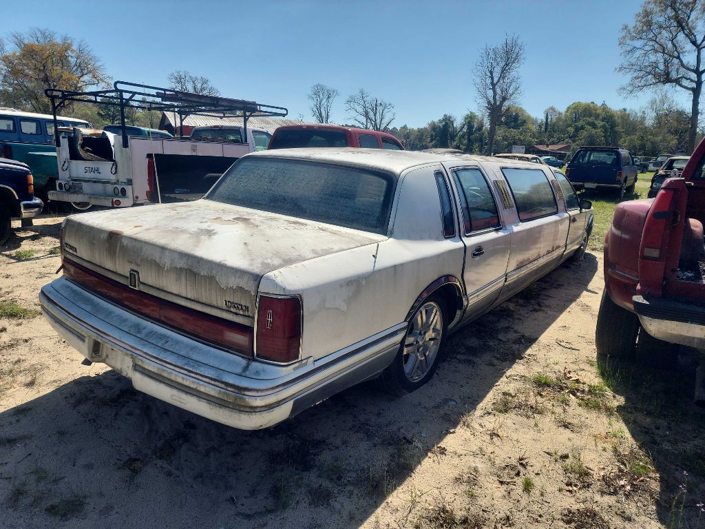 1991 Lincoln Town Car Image 2