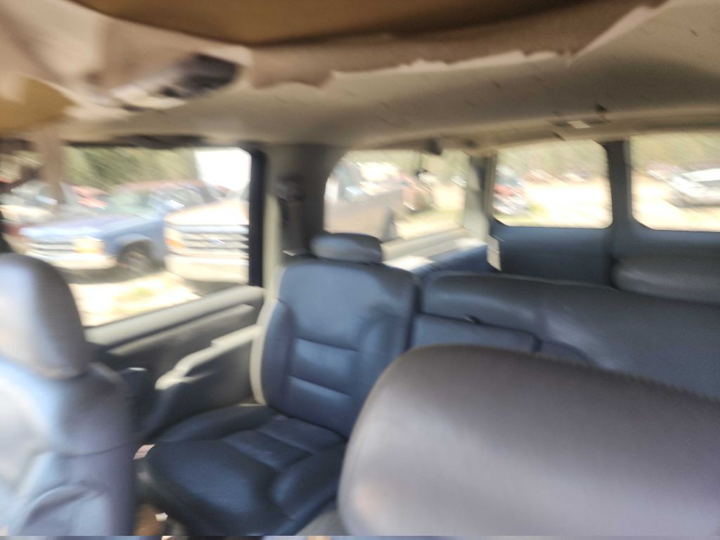 1997 GMC Suburban Image 4