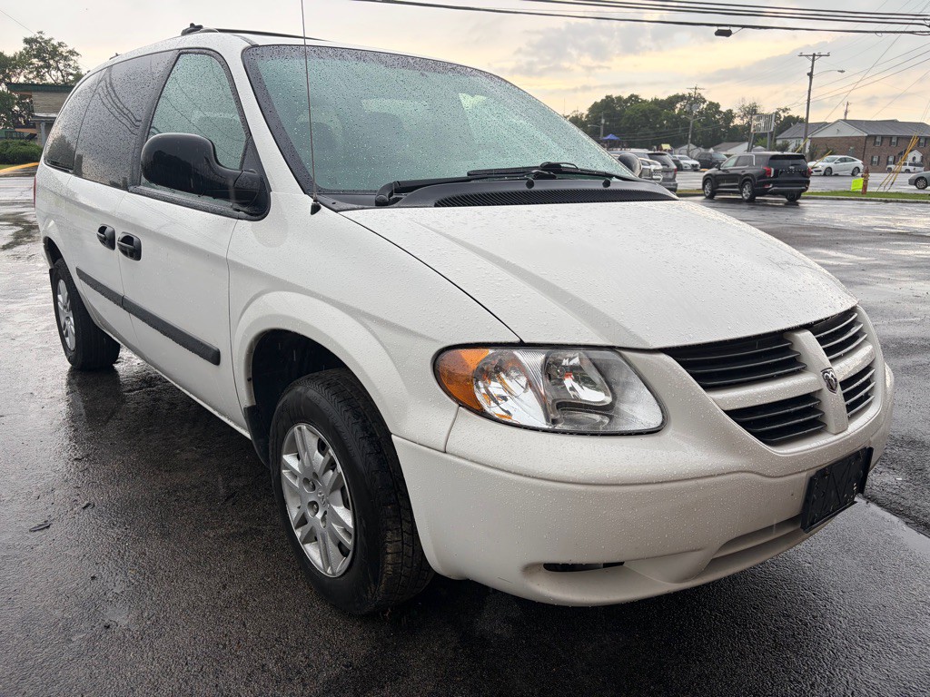 2005 Dodge Grand Caravan Image 2