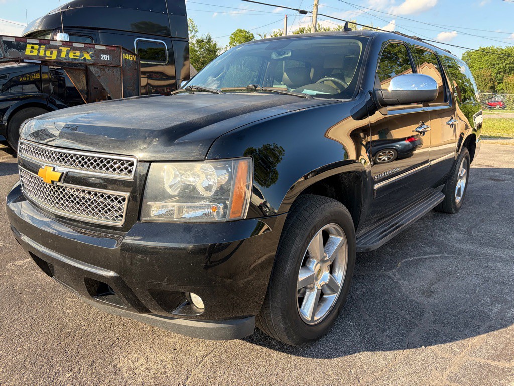 2013 Chevrolet Suburban Image 2