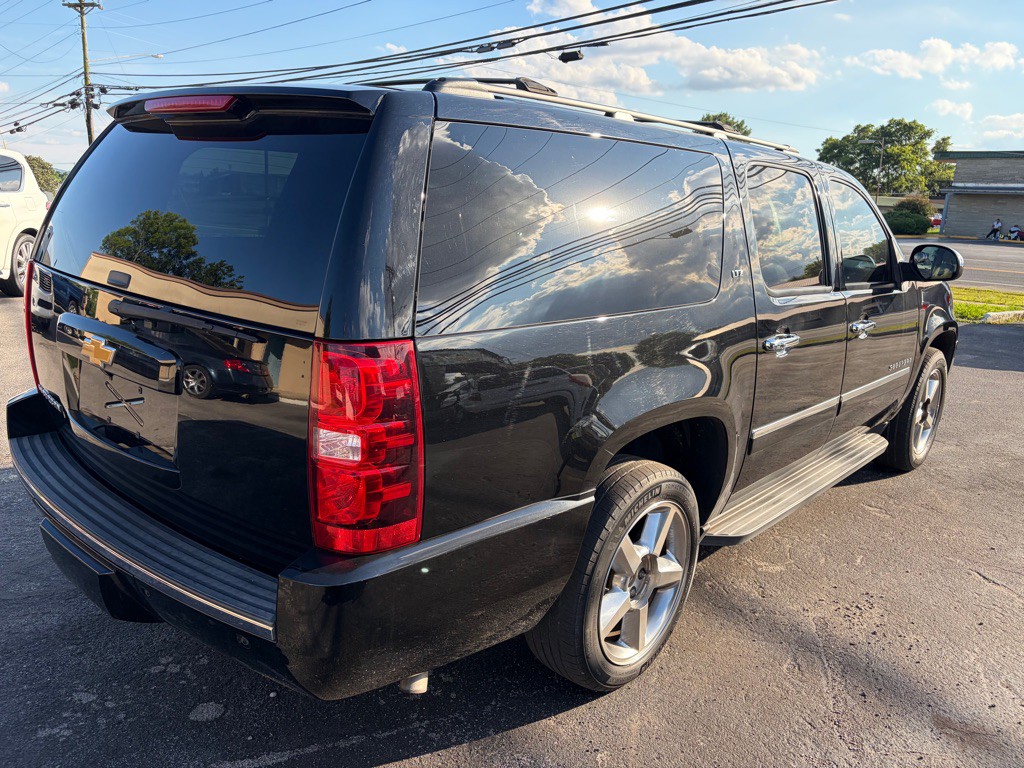 2013 Chevrolet Suburban Image 3