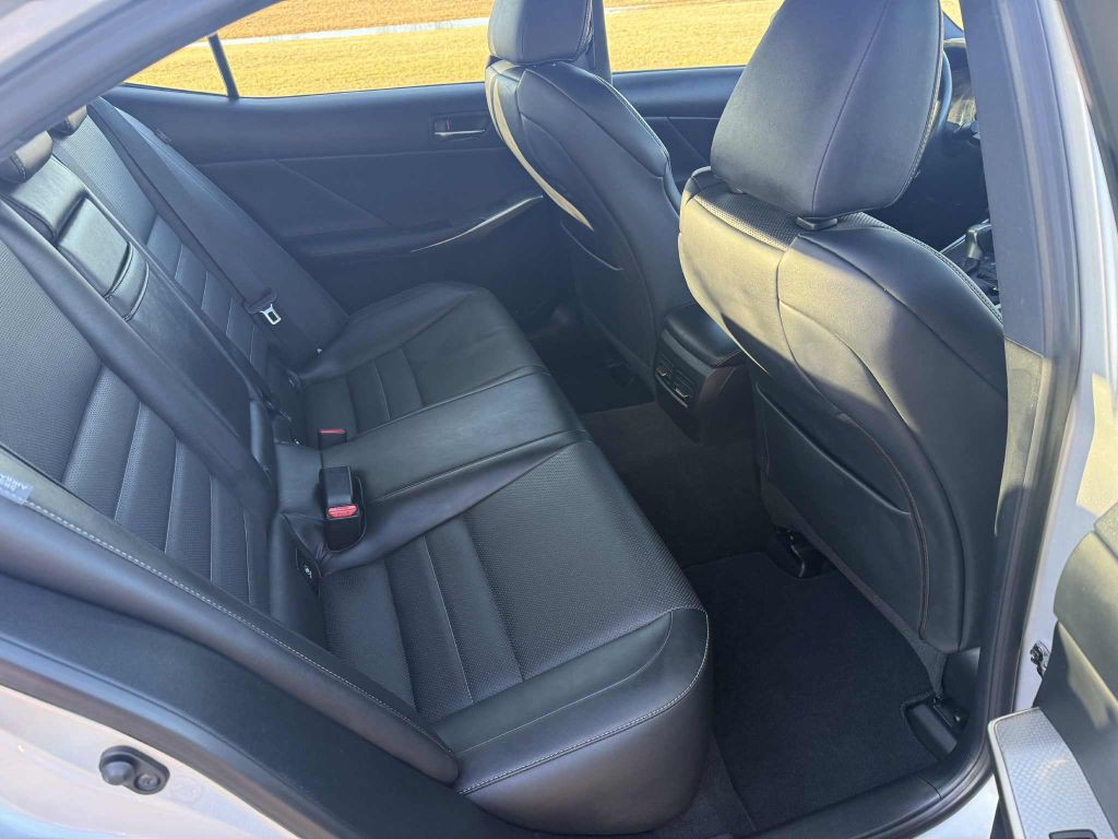 2015 Lexus IS Image 17