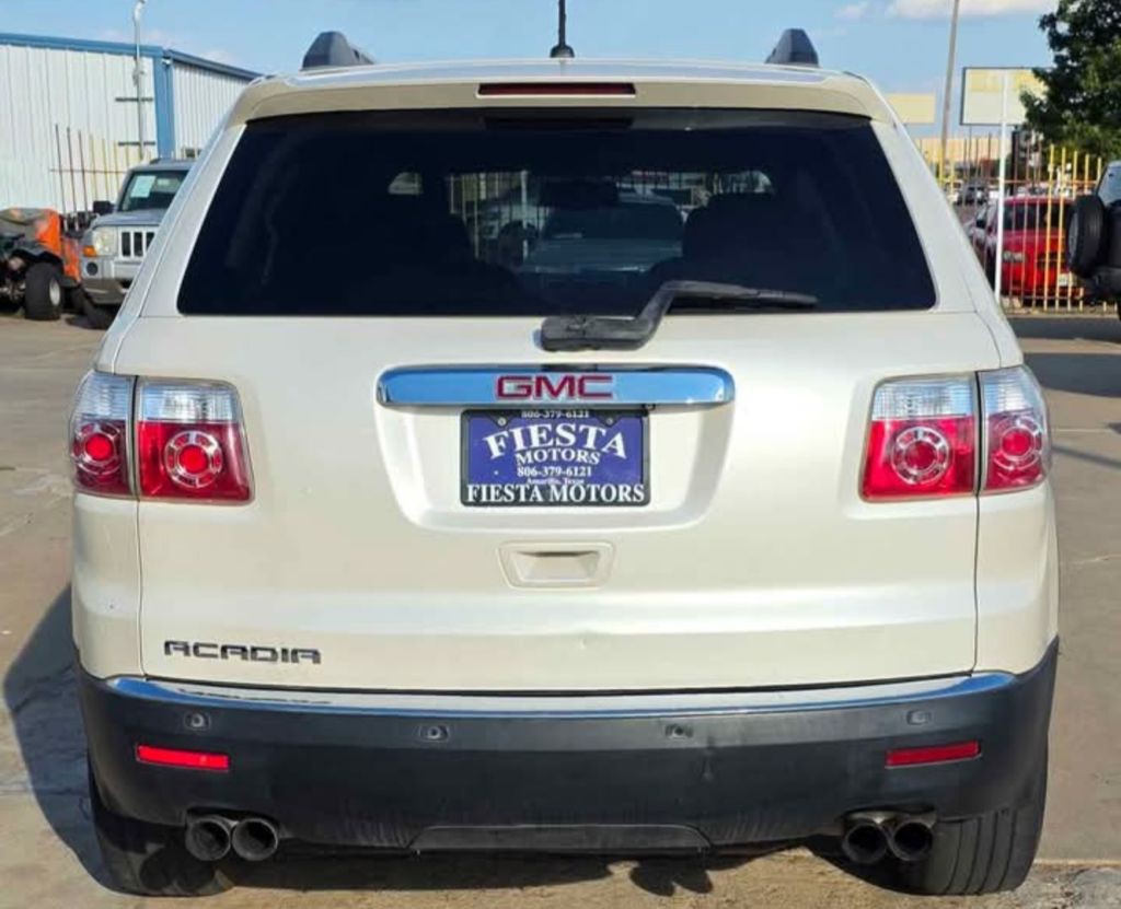 2011 GMC Acadia Image 4