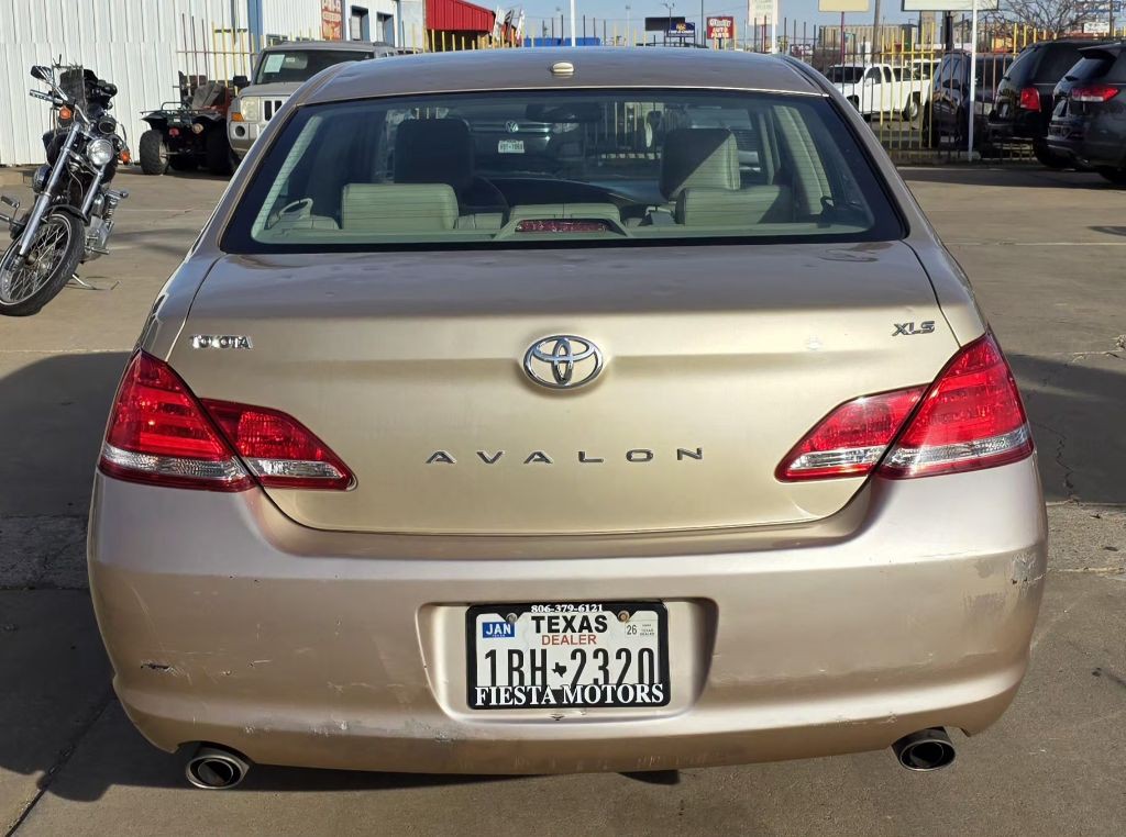 2010 Toyota Avalon Image 2