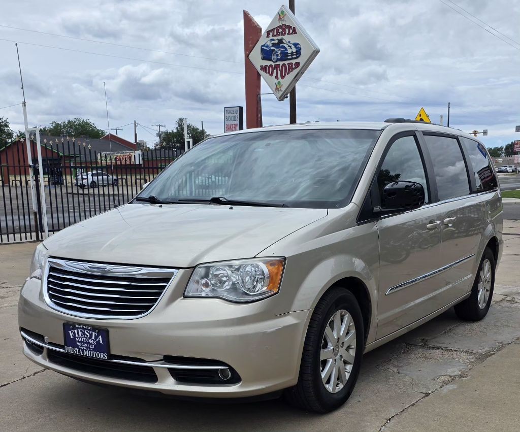 2014 Chrysler Town & Country Image 1