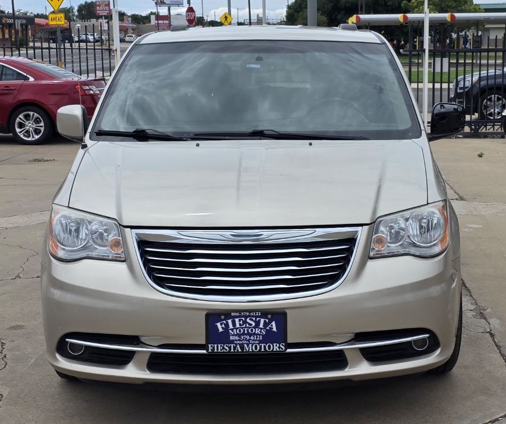 2014 Chrysler Town & Country Image 2