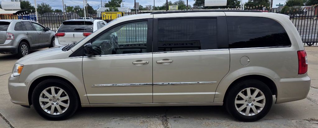 2014 Chrysler Town & Country Image 3