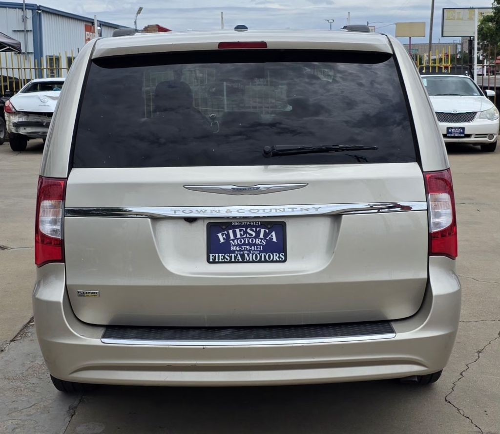 2014 Chrysler Town & Country Image 4
