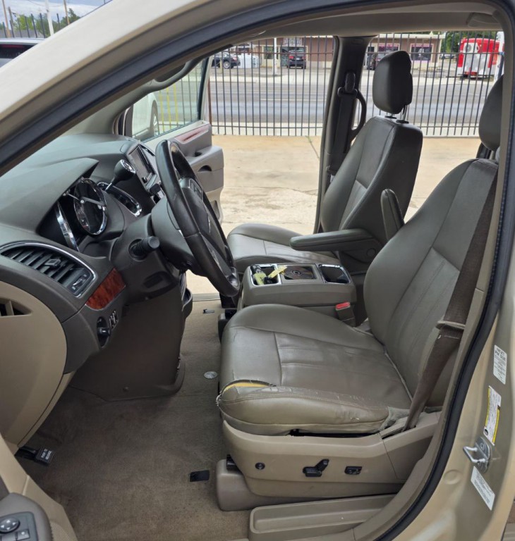 2014 Chrysler Town & Country Image 6
