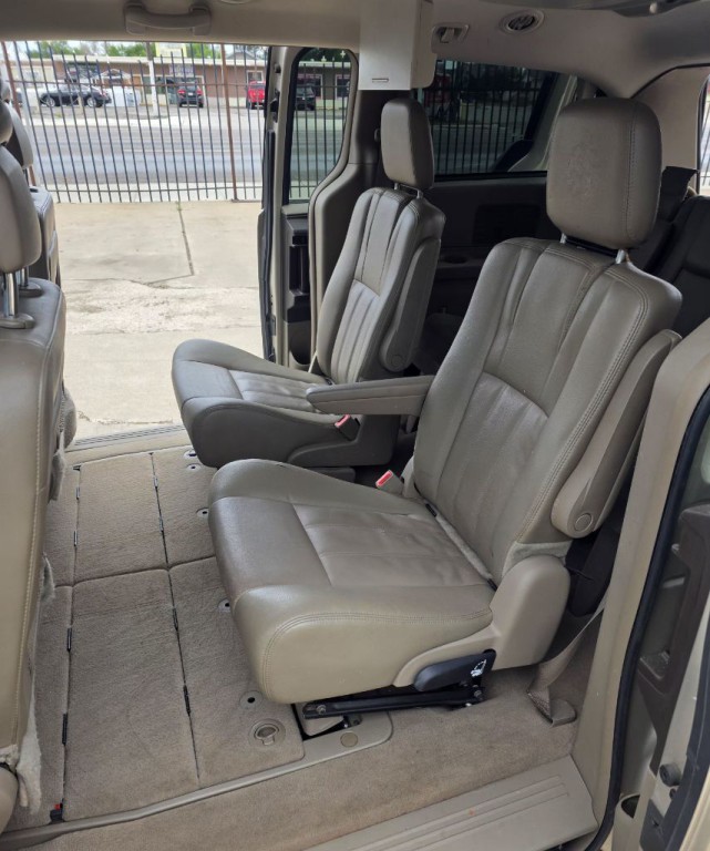 2014 Chrysler Town & Country Image 7