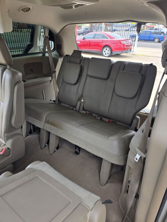 2014 Chrysler Town & Country Image 8