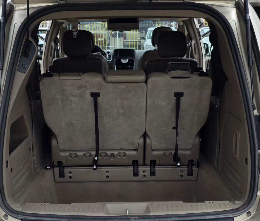 2014 Chrysler Town & Country Image 9