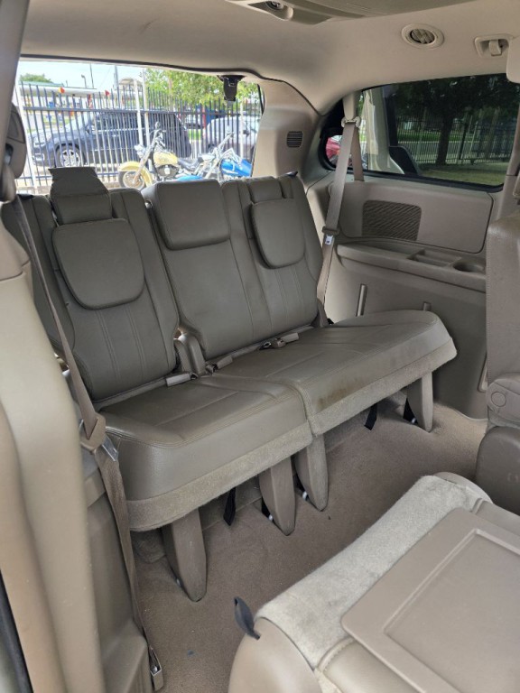 2014 Chrysler Town & Country Image 10