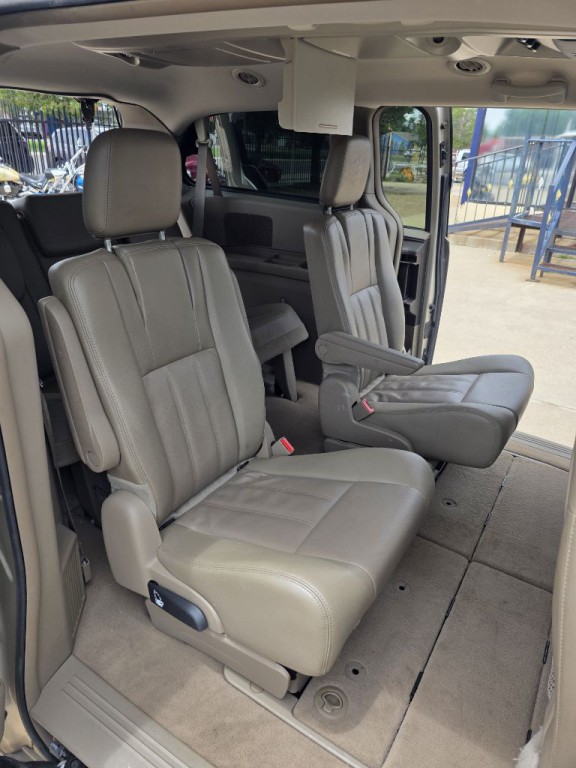 2014 Chrysler Town & Country Image 11