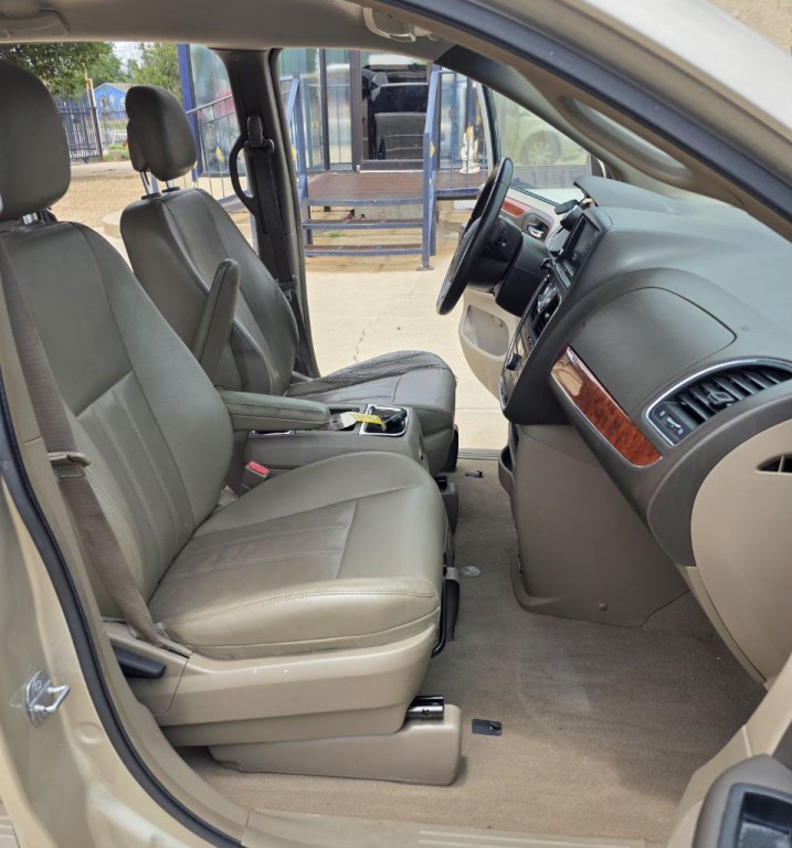 2014 Chrysler Town & Country Image 12