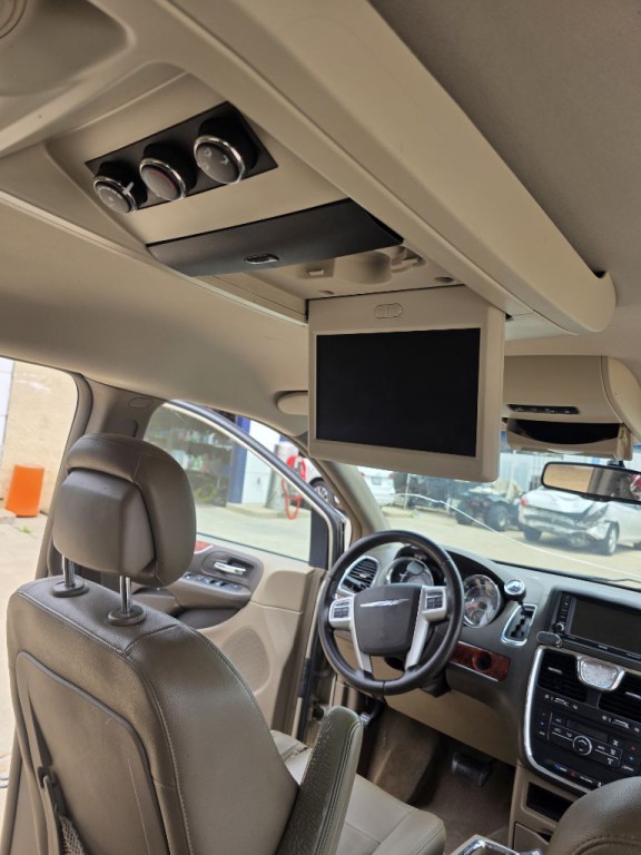 2014 Chrysler Town & Country Image 13