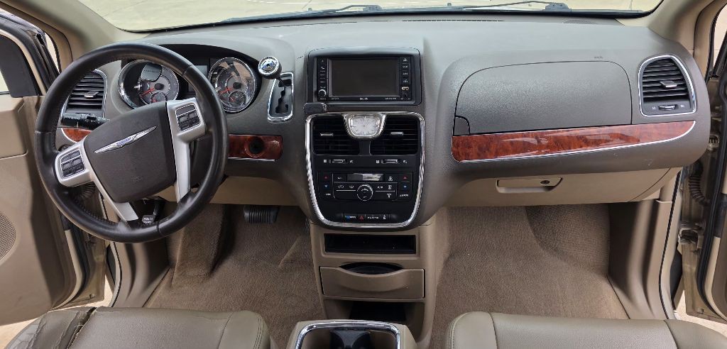 2014 Chrysler Town & Country Image 14