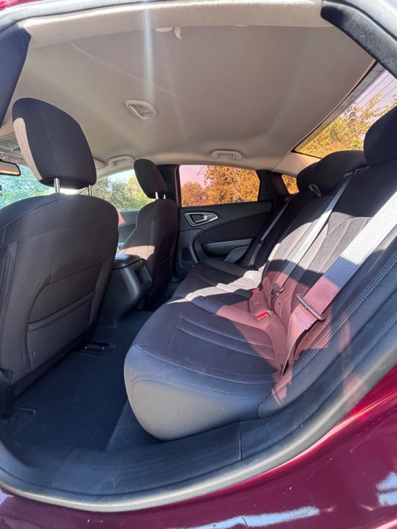 2015 Chrysler 200 Image 6