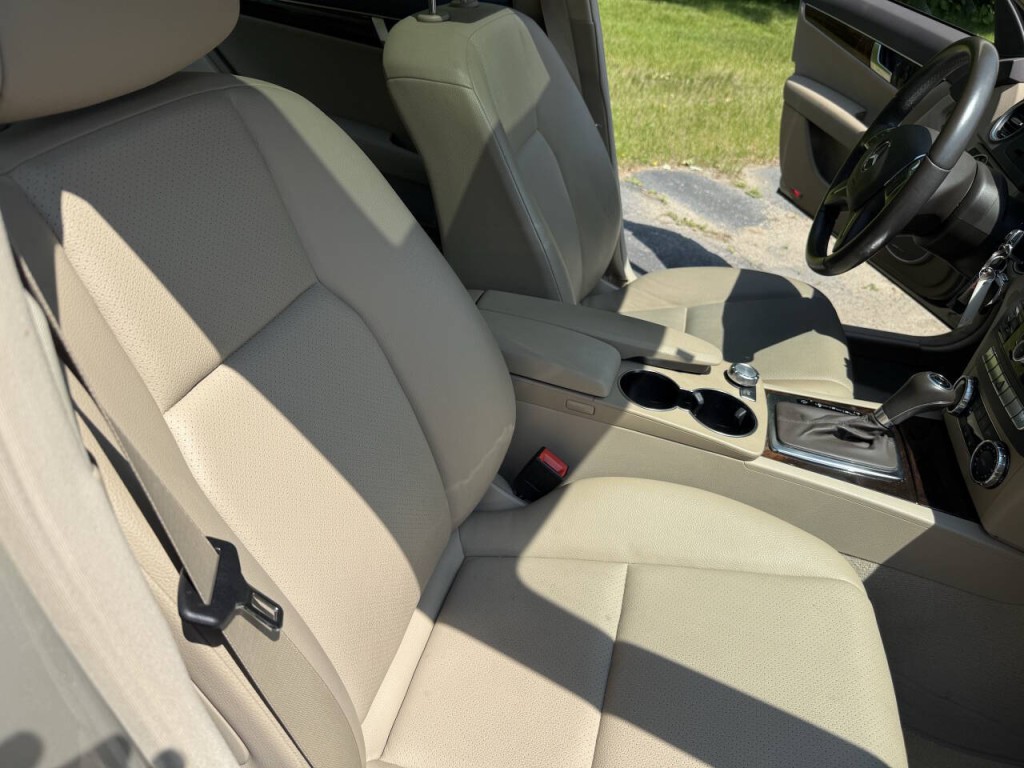 2012 Mercedes-Benz C-Class Image 2