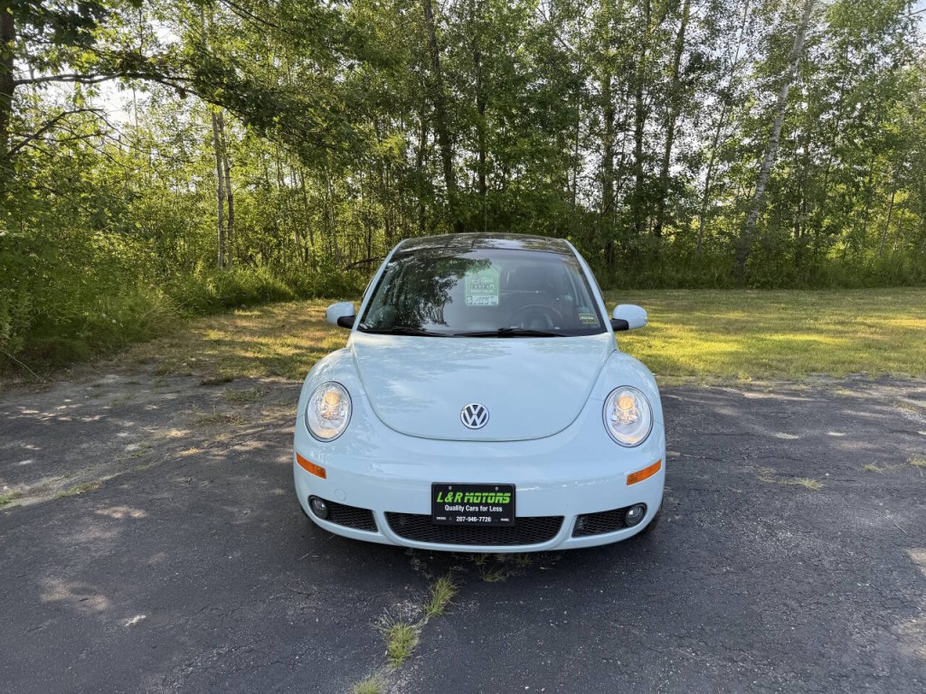 2010 Volkswagen Beetle Image 1