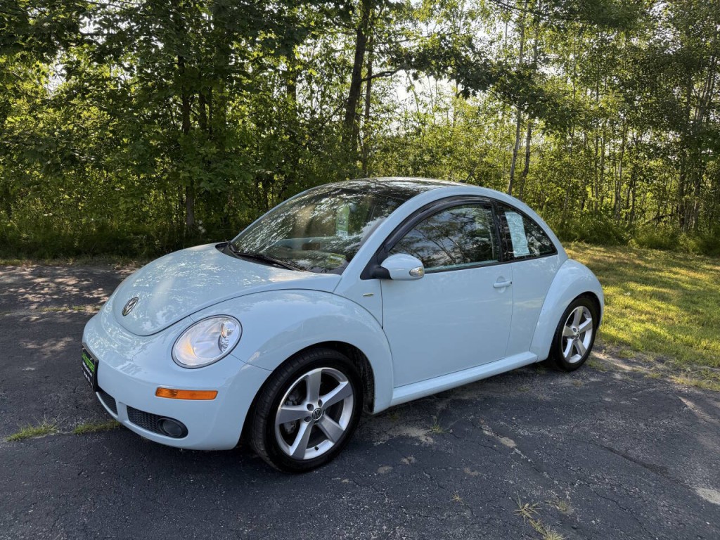 2010 Volkswagen Beetle Image 2
