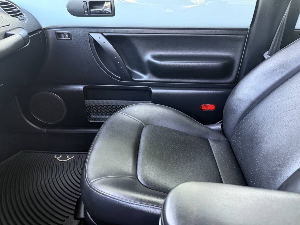 2010 Volkswagen Beetle Image 8