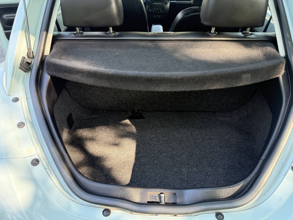 2010 Volkswagen Beetle Image 12