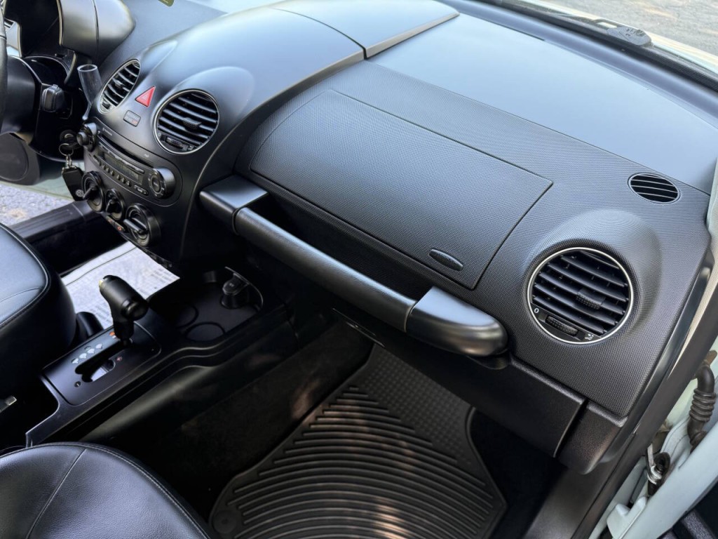 2010 Volkswagen Beetle Image 13