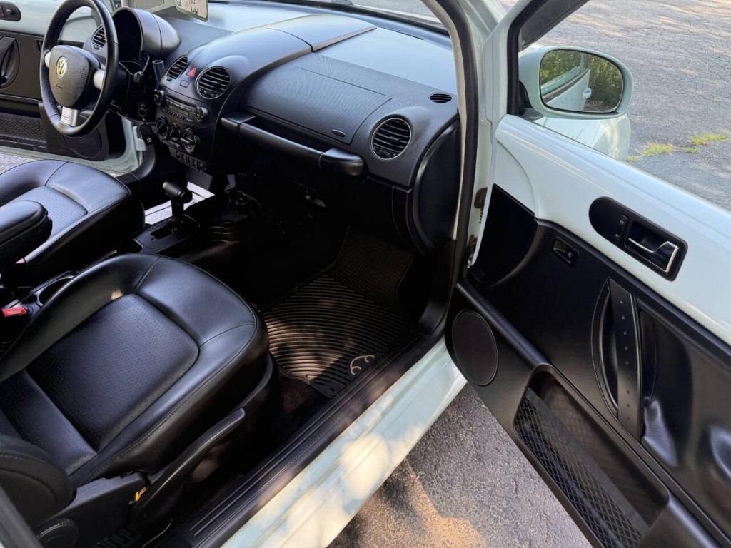 2010 Volkswagen Beetle Image 15
