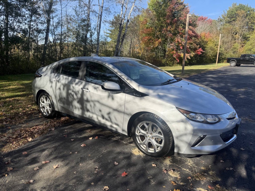 2017 Chevrolet Volt Image 2