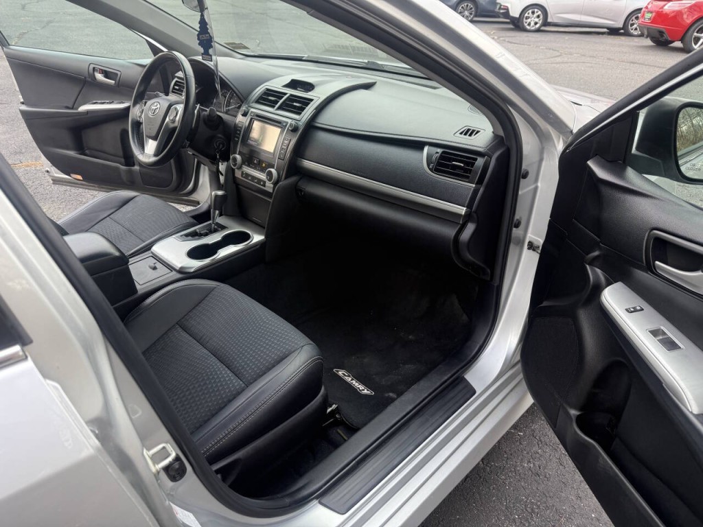 2014 Toyota Camry Image 17