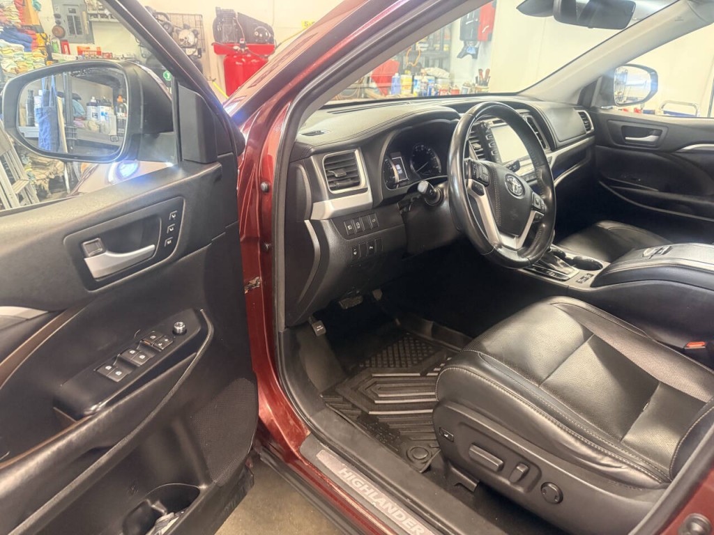 2017 Toyota Highlander Image 8