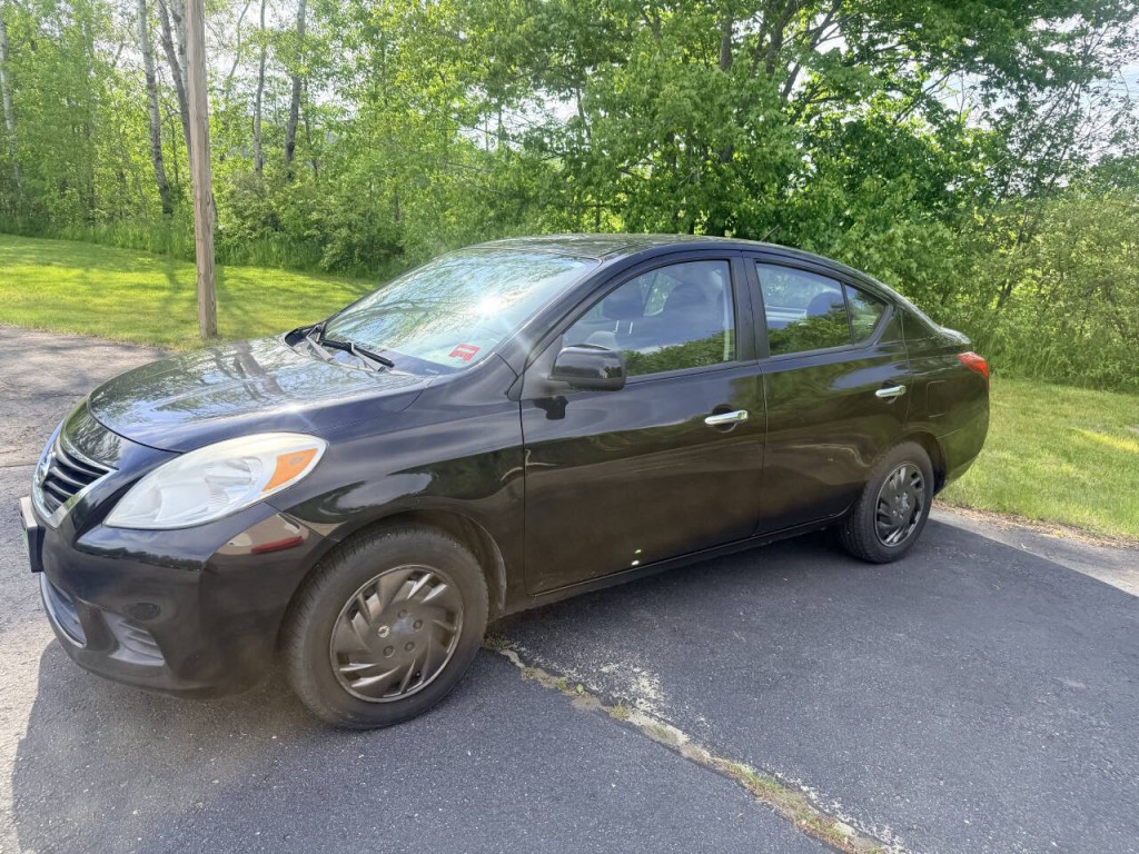 2012 Nissan Versa Image 2