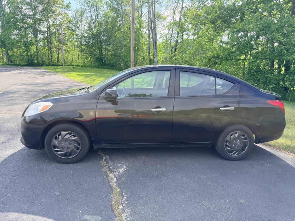 2012 Nissan Versa Image 3